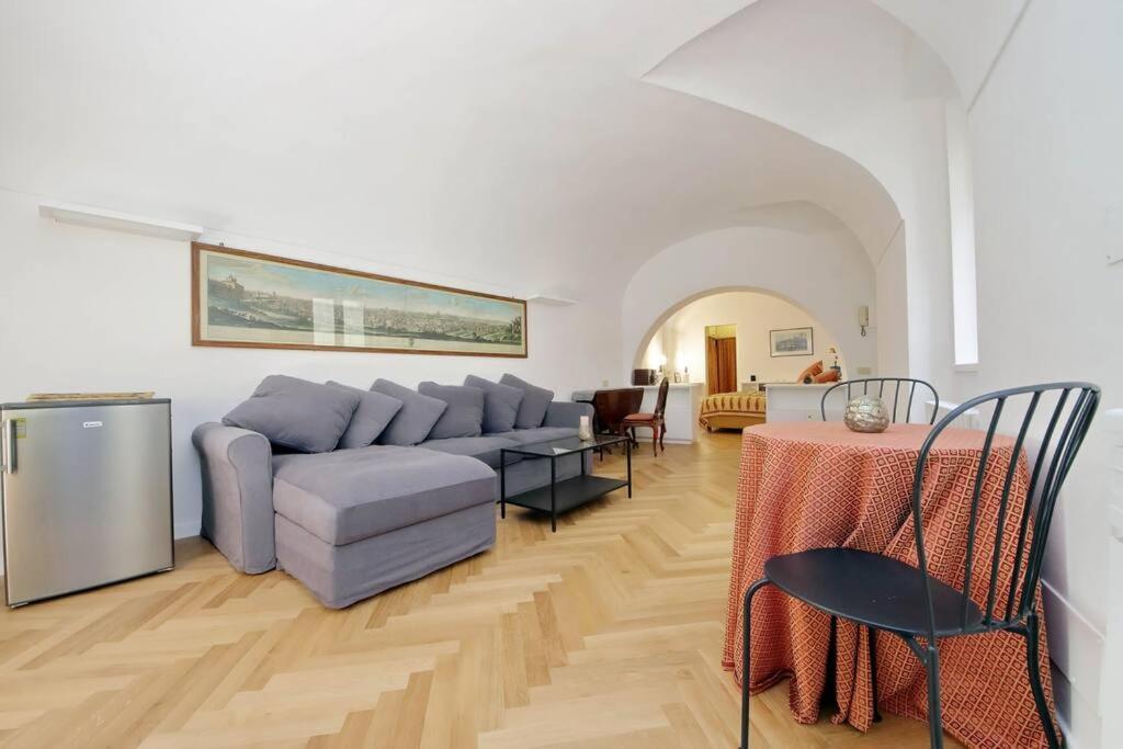 Pantheon With Private Terrace Apartment